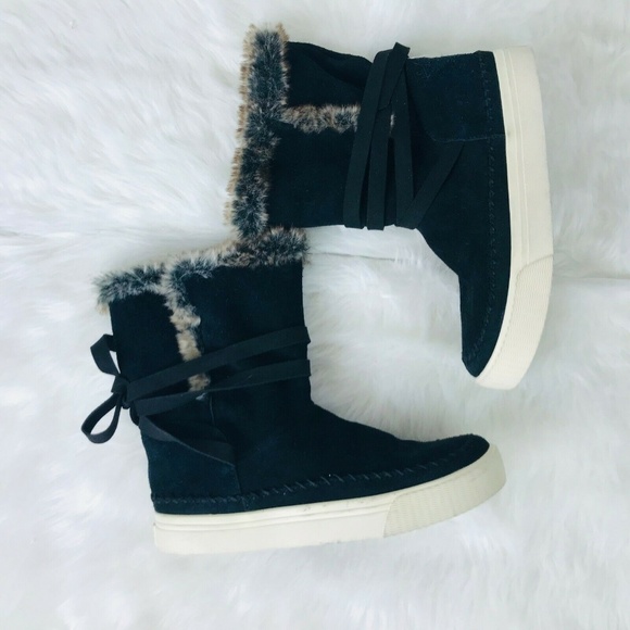 Toms Shoes - Toms Black Leather Faux Fur Lined Wrap Laces Pull
